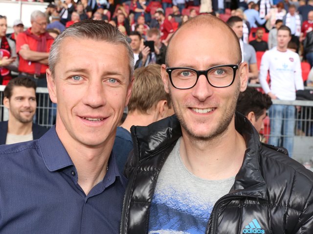 Die Pokalhelden von 2007 Marek Mintal und der Höchstadter Dominik Reinhardt (r.) wurden mit ihren damaligen Mannschaftskameraden zu Ehrenmitglidern des FCN ernannt. | Foto: Udo Dreier