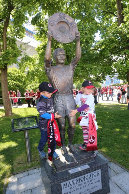 Der Fannachwuchs bei Max Morlock Statue. | Foto: Udo Dreier
