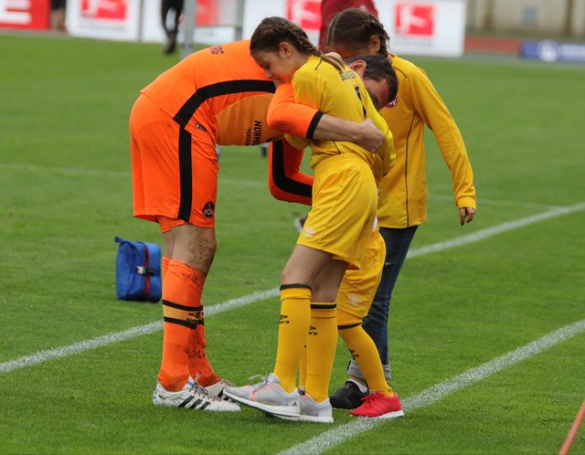 Nach der Ehrenrunde Torwart Raphael Schäfer mit seinen Töchtern. | Foto: Udo Dreier