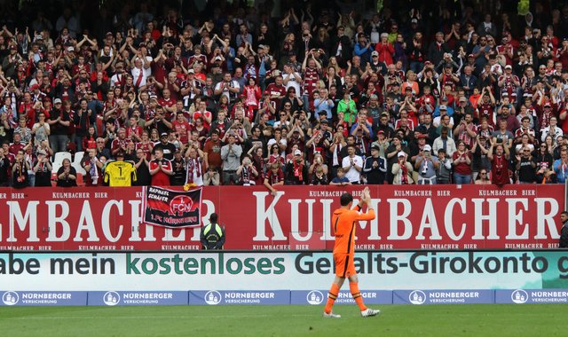 Mit einer Ehrenrunde verabschiedete sich nach dem Spiel Torwart Raphael Schäfer von den Clubfans. | Foto: Udo Dreier