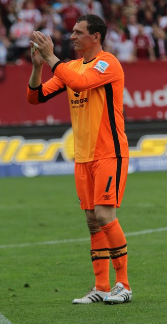 Mit einer Ehrenrunde verabschiedete sich nach dem Spiel Torwart Raphael Schäfer von den Clubfans. | Foto: Udo Dreier