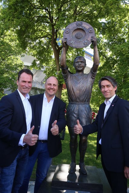 Vor der Max Morlock Statue im Nürnberger Fussballstadion gab Kai Friedrich (l), Vorstansvorsitzender der Consorsbank, zusammen mit Sport-Bürgermeister Christian Vogel (M.) und FCN-Finanzvorstand Michael Meeske dem neuen Stadionnamen bekannt. | Foto: Udo Dreier
