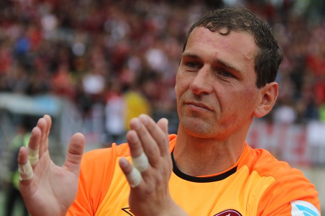 Mit einer Ehrenrunde verabschiedete sich nach dem Spiel Torwart Raphael Schäfer von den Clubfans. | Foto: Udo Dreier