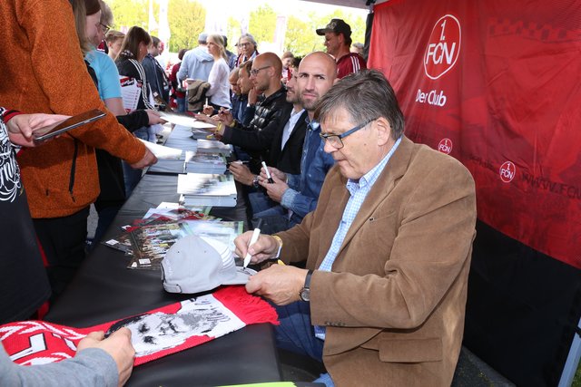 Pokal-Trainer Hans Meyer schreibt  Autogramme. | Foto: Udo Dreier