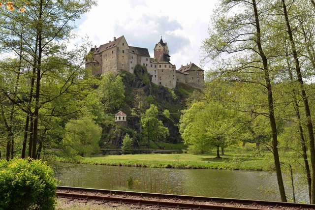 Ein Höhepunkt der Dampfzugfahrt: die eindrucksvolle Burg Loket. | Foto: Stadt Lauf/Anja Müller