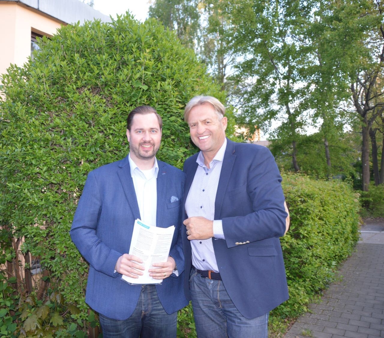 Georg Sorger (re.) wünscht Jochen Kohler alles Gute für eine erfolgreiche Nominierung und einen ebenso erfolgreichen Wahlkampf.