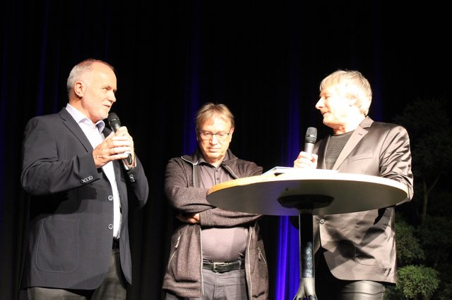 Ließen alte Erinnerungen an die Kufa wieder lebendig werden (v.l.) Landrat Herbert Eckstein, Detlef Gsänger und Sigi Hoga. | Foto: © Victor Schlampp