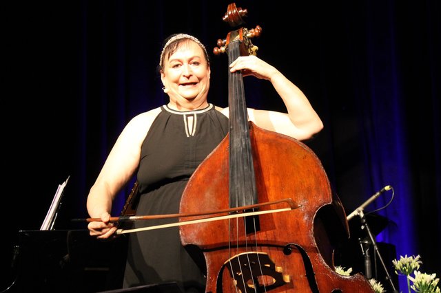 Authentisch, frech und sympathisch: Lizzy Aumeier verbindet am Kontrabass Musikkönnen und Humor. | Foto: © Victor Schlampp