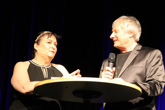 Sigi Hoga im Gespräch mit Lizzy Aumeier. | Foto: © Victor Schlampp
