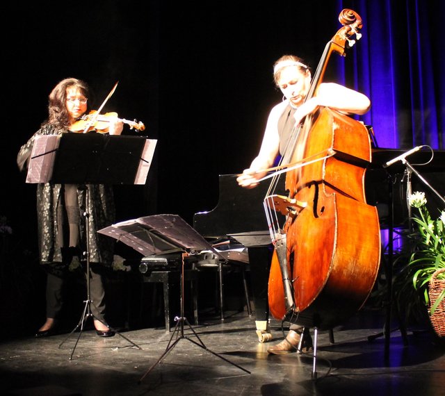 Lizzy Aumeier am Kontrabass und Svetlana Klimova haben den Abend musikalisch gestaltet. | Foto: © Victor Schlampp