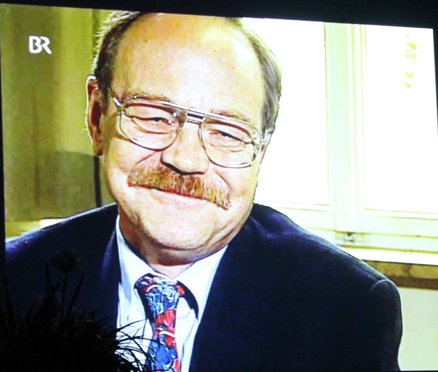 Altbürgermeister Hans Weiß im BR-Film von 1996: Das milde, wissende Lächeln war ein Markenzeichen des beliebten Stadtoberhauptes. | Foto: Victor Schlampp