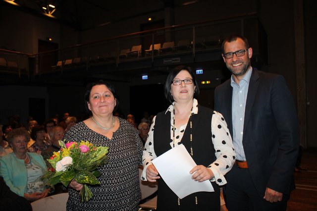 Monika Ammerer-Düll (M.) und Ralph Edelhäußer haben Ruth Kiefer einen Blumenstrauß als Dankeschön überreicht. | Foto: © Victor Schlampp