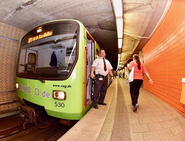 Die U1 Richtung Fürth Hardhöhe steht abfahrtsbereit am Bahnsteig der U-Bahnstation Plärrer. Foto: © Peter Maskow