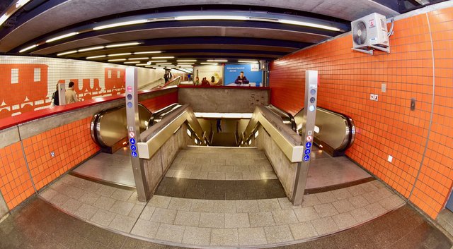 Beim Abstieg in den U-Bahnhof haben viele Fahrgäste ein ungutes Gefühl. Zuletzt sind die Gewaltdelikte wieder gestiegen. Foto: © Peter Maskow