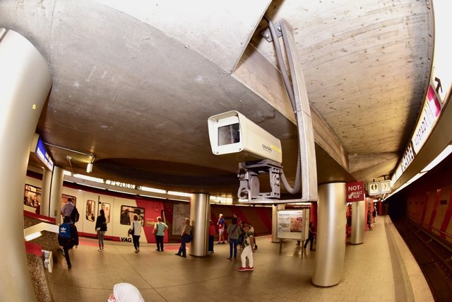 Eine Kamera im U-Bahnhof Plärrer. Bisher hat die VAG 226 Stück im Einsatz, bald sollen es 667 sein. Foto: © Peter Maskow