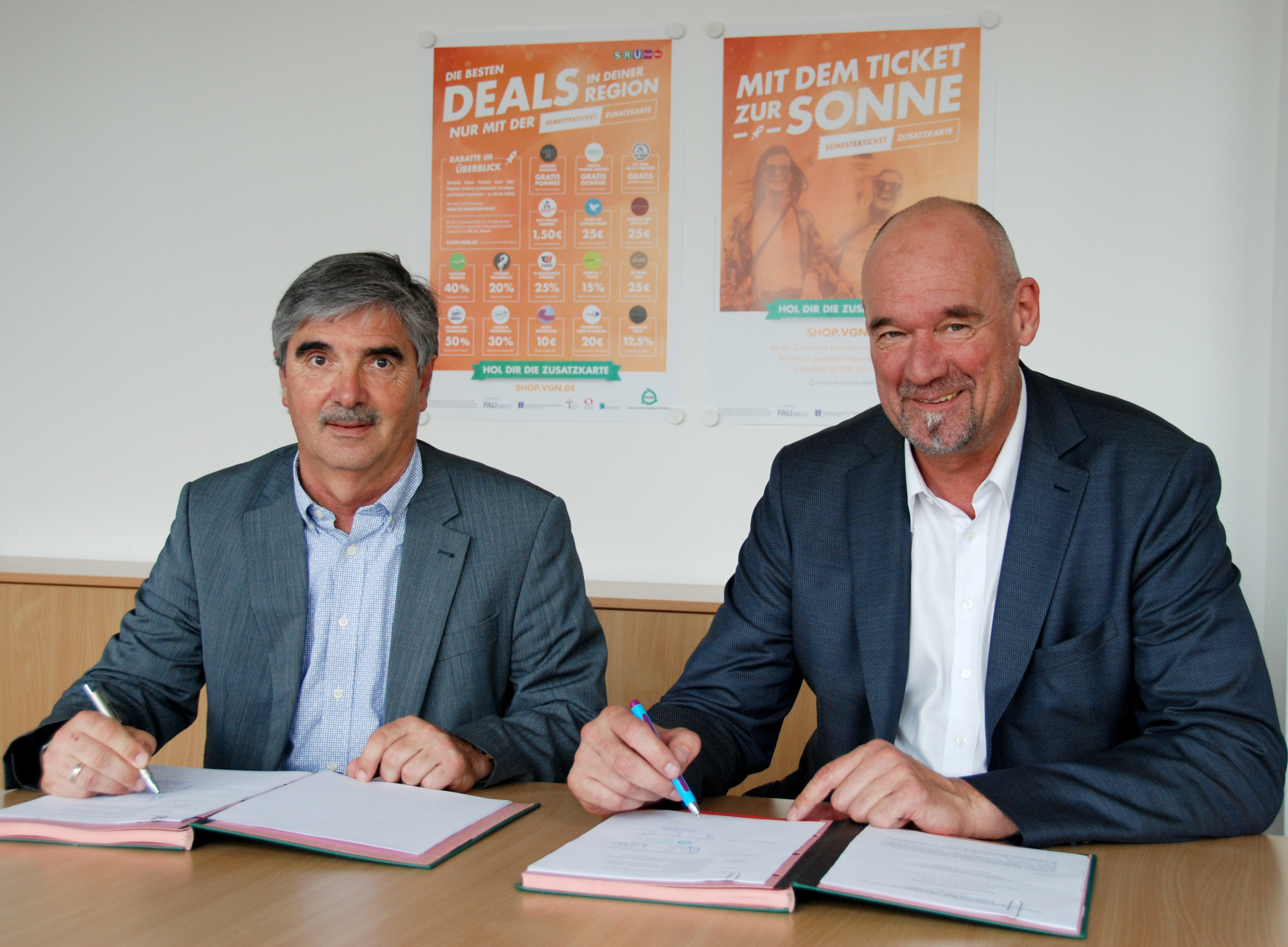 Die Geschäftsführer des Studentenwerks Erlangen-Nürnberg, Mathias M. Meyer (r.), und des
Verkehrsverbundes Großraum Nürnberg (VGN), Jürgen Haasler, haben heute den Vertrag zur Verlängerung des Semestertickets für die kommenden beiden Semester unterzeichnet.