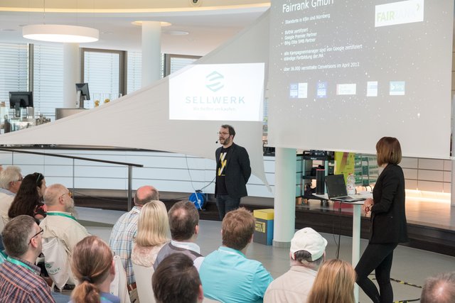 Im Anschluss an die Vorträge hatten die Besucher der Veranstaltung Gelegenheit, den Experten weitere Fragen zu stellen und sich darüber zu informieren, wie genau man die einzelnen Tipps für das eigene Unternehmen nutzen kann. | Foto: Jens Liebenberg/SELLWERK