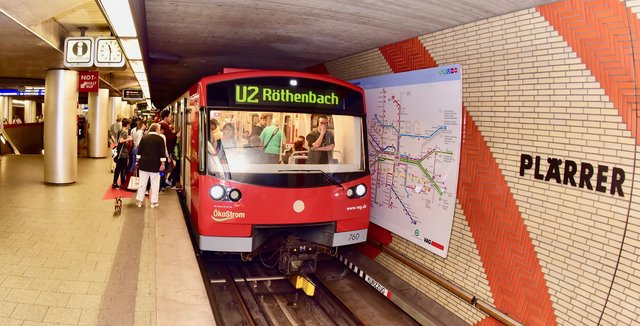 In wenigen Augenblicken fährt die U2 Richtung Röthenbach ab. Foto: © Peter Maskow