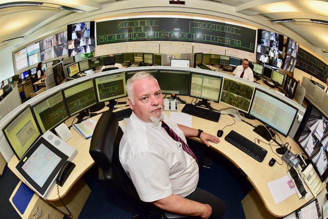 VAG-Mitarbeiter Jürgen Flier und seine Kollegen haben in der Leitstelle ständig mehrere Dutzend Monitore im Blick. Foto: © Peter Maskow