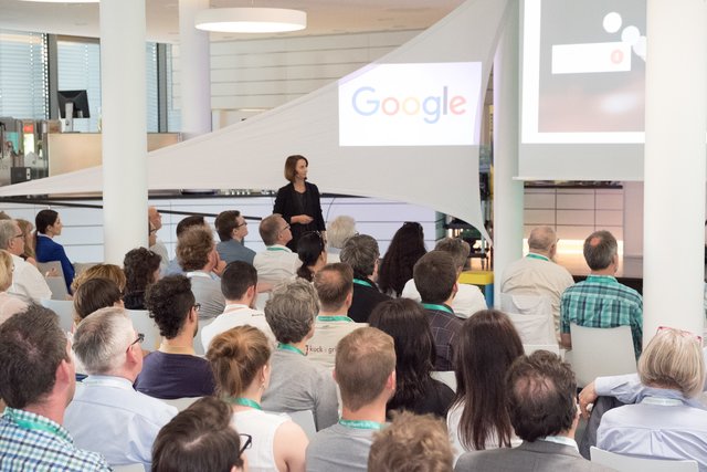 Marina Doß, Strategic Partnership Manager DACH bei Google Germany, war die einzige Dame unter den Referenten. Sie erklärte, was der Internetriese Google unter Micro Moments versteht. | Foto: Jens Liebenberg/SELLWERK