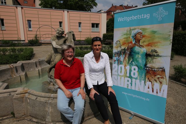 Astrid Meier (r.) und Dr. Irene Tokarski vor dem Plakat zum Weltgebetstag Surinam 2018. | Foto: Udo Dreier