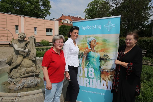 Die Schauspielerin Marianne Sägebrecht (r.) mit Astrid Meier und Dr. Irene Tokarski (l.) vor dem Plakat zum Weltgebetstag 2018. | Foto: Udo Dreier