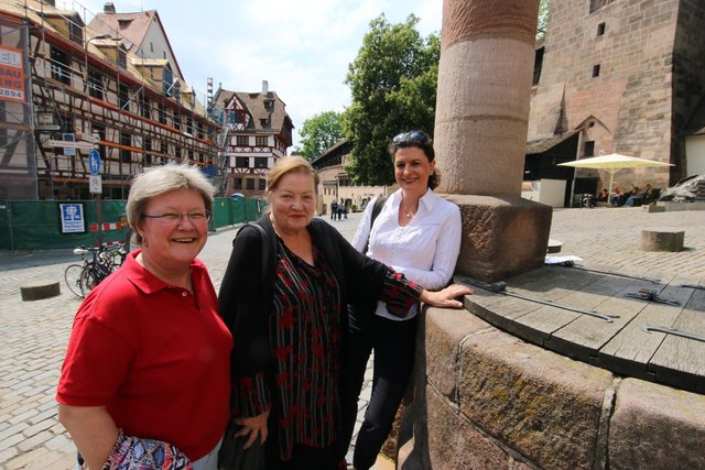 Die Schauspielerin Marianne Sägebrecht (M.) besuchte Nürnberg und unterstützt den Weltgebetstag Surinam 2018 - Im Bild mit Astrid Meier und Dr. Irene Tokarski (l.). | Foto: Udo Dreier