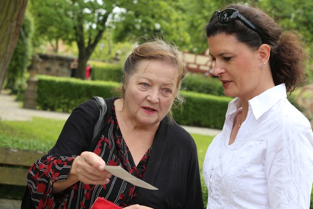 Die Schauspielerin Marianne Sägebrecht mit Astrid Meier vom Team Bürgerstiftung Nürnberg. | Foto: Udo Dreier