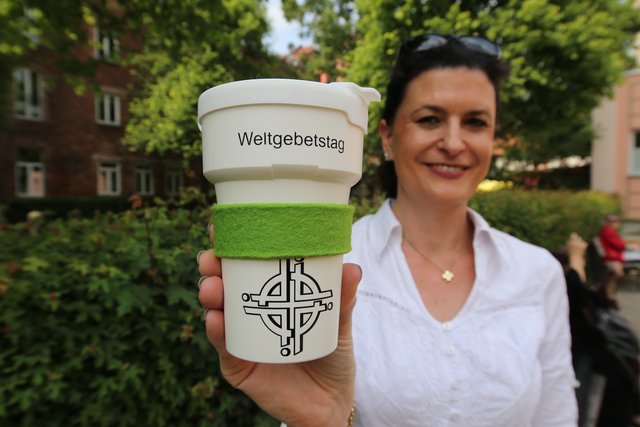 Astrid Meier mit Weltgebetstagbecher. | Foto: Udo Dreier