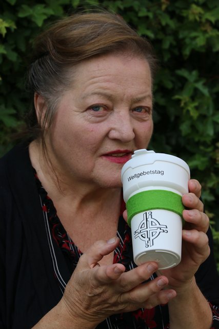 Die Schauspielerin Marianne Sägebrecht besuchte Nürnberg und zeigt den Weltgebetstags-Becher. | Foto: Udo Dreier