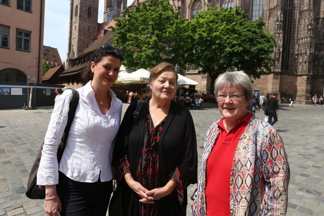 Die Schauspielerin Marianne Sägebrecht besuchte Nürnberg und unterstützt den Weltgebetstag Surinam 2018. Im Bild mit Astrid Meier (l.) und Dr. Irene Tokarski (r.). | Foto: Udo Dreier