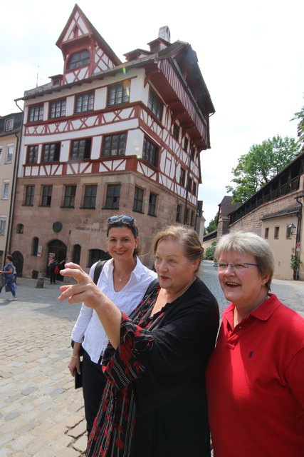 Tour durch Nürnberg: Schauspielerin Marianne Sägebrecht (Mitte) unterstützt den Weltgebetstag Surinam 2018 zusammen mit  Astrid Meier (l.) und Dr. Irene Tokarski vor dem Albrecht Dürer Haus. | Foto: Udo Dreier