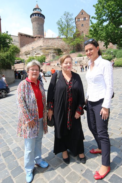 Die Schauspielerin Marianne Sägebrecht (Mitte) besuchte Nürnberg und unterstützt den Weltgebetstag Surinam 2018. Im Bild mit Astrid Meier (r.) und Dr. Irene Tokarski (l.) vor der Burg. | Foto: Udo Dreier