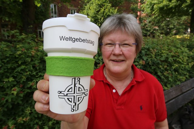 Dr. Irene Tokarski und der Weltgebetstagbecher. | Foto: Udo Dreier