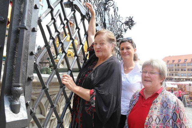 Die Schauspielerin Marianne Sägebrecht (l.) besuchte Nürnberg und unterstützt den Weltgebetstag Surinam 2018 mit Astrid Meier (Mitte) und Dr. Irene Tokarski. | Foto: Udo Dreier