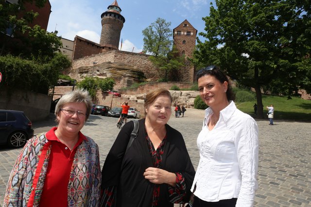 Die Schauspielerin Marianne Sägebrecht (M.) mit Astrid Meier(r.) und Dr. Irene Tokarski vor der Nürnberger Burg. | Foto: Udo Dreier