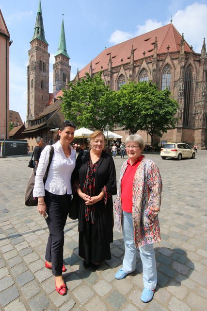 Tour durch Nürnberg: Schauspielerin Marianne Sägebrecht (Mitte) unterstützt den Weltgebetstag Surinam 2018 zusammen mit  Astrid Meier (l.) und Dr. Irene Tokarski vor der Sebalduskirche. | Foto: Udo Dreier