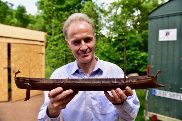 Er leitet das Projekt: FAU-Forscher und Althistoriker Prof. Dr. Boris Dreyer mit einem Modell des römischen Patrouillen- und Geleitzugbootes. Foto: © Peter Maskow