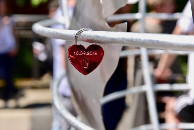 Das Liebesschloss von Lorena und Alexander hat den Anfang gemacht. | Foto: © Peter Maskow