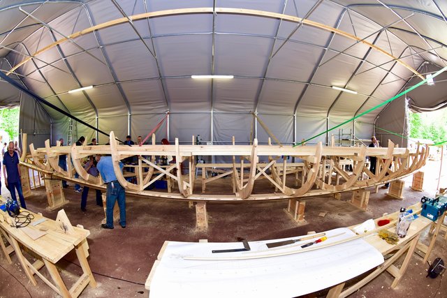 Wie im Flugzeughangar: In einem großen Zelt am Sportplatz an der Hartmannstraße in Erlangen entsteht in mühevollster Handarbeit das Römerboot. Foto: © Peter Maskow