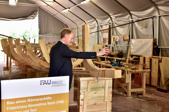 Allzeit gute Fahrt: Projektleiter Prof. Dr. Boris Dreyer bei der Schiffstaufe nach römischem Ritual. Foto: © Peter Maskow