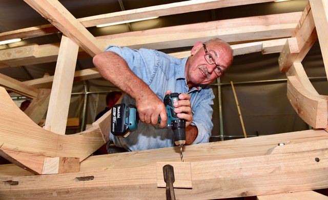 Rentner Peter Clement aus Fürth-Vach hat von dem Projekt in der Zeitung gelesen, sich sofort entschlossen mitzumachen: ,,Ich bin begeisterter Modellbauer, wann hat man schon einmal die Chance bei so einem Bootsbau dabei zu sein!" Foto: © Peter Maskow