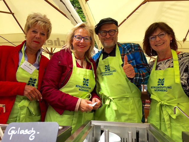 Freuten sich über den Besucherandrang beim 4. Nürnberger Suppentreff (v.l.) Stiftungsrätin Bürgerstiftung Ingrid Hildebrandt, Stadträtin Barbara Regitz, Kabarettist Oliver Tissot und Schirmherrin Petra Maly. | Foto: Nicole Fuchsbauer