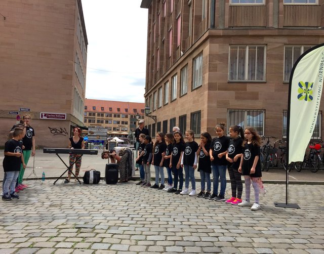 Die Kinder des Internationalen Kinderchores der Friedrich-Wilhelm-Herschel Grundschule sangen sogar ein spezielles Lied für den Suppentreff der Bürgerstiftung. | Foto: Nicole Fuchsbauer