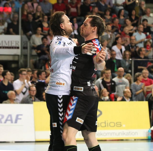 (Foto: HJKrieg, hl-studios, Erlangen) - Nikolas Katsigiannis und Ole Rahmel (beide HC Erlangen): Adrenalin pur