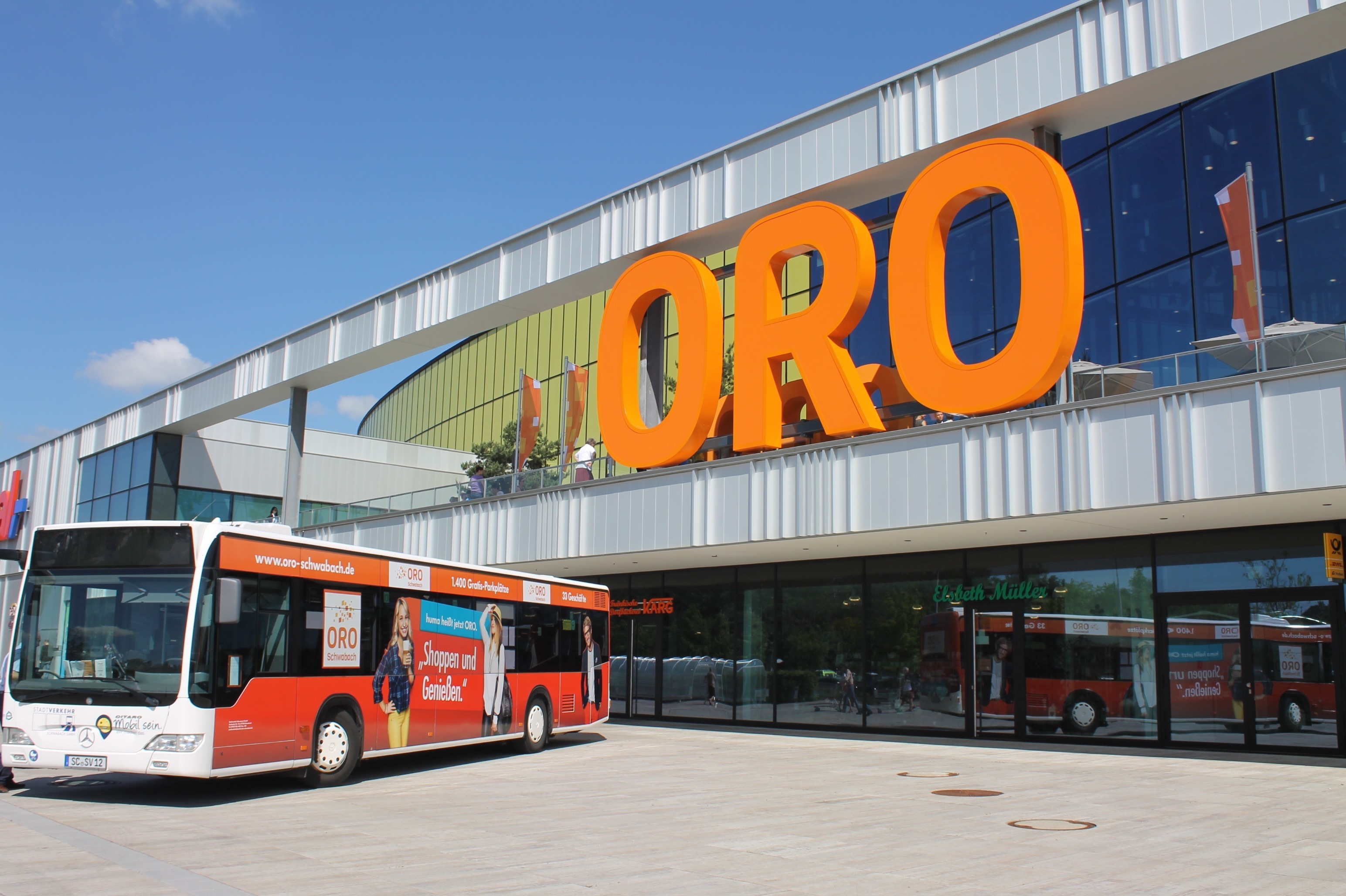 In leuchtendem Orange prangt der neue Firmenname über dem Eingangsportal.