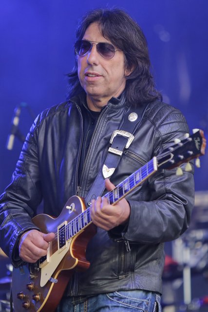 Der Gitarrenvirtuose Siggi Schwarz rockt gemeinsam mit musikalischen Freunden am Samstag die Freiheit. | Foto: Veranstalter