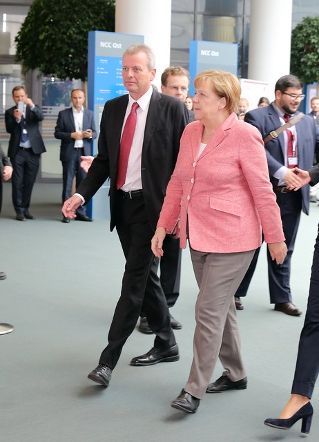 Bundeskanzlerin Angela Merkel und Nürnbergs Oberbürgermeister Dr. Ulrich Maly  auf dem Weg in den Messesaal. | Foto: Klaus Schillinger