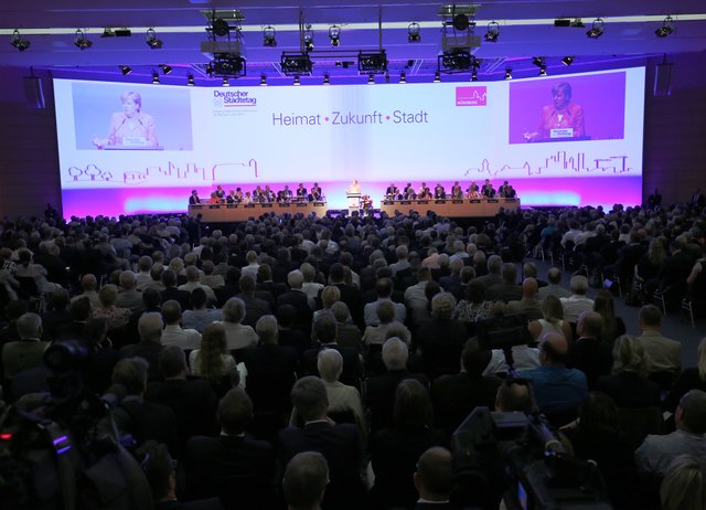 Bundeskanzlerin Angela Merkel spricht vor großer Kulisse in Nürnberg. | Foto: Klaus Schillinger