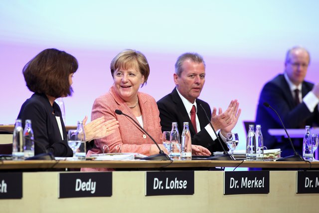 Bundeskanzlerin Angela Merkel (2.v l.) in Nürnberg. Die Regierungschefin sprach vor rund 1.000 Vertretern deutscher Städte im Nürnberger Messezentrum. | Foto: Klaus Schillinger
